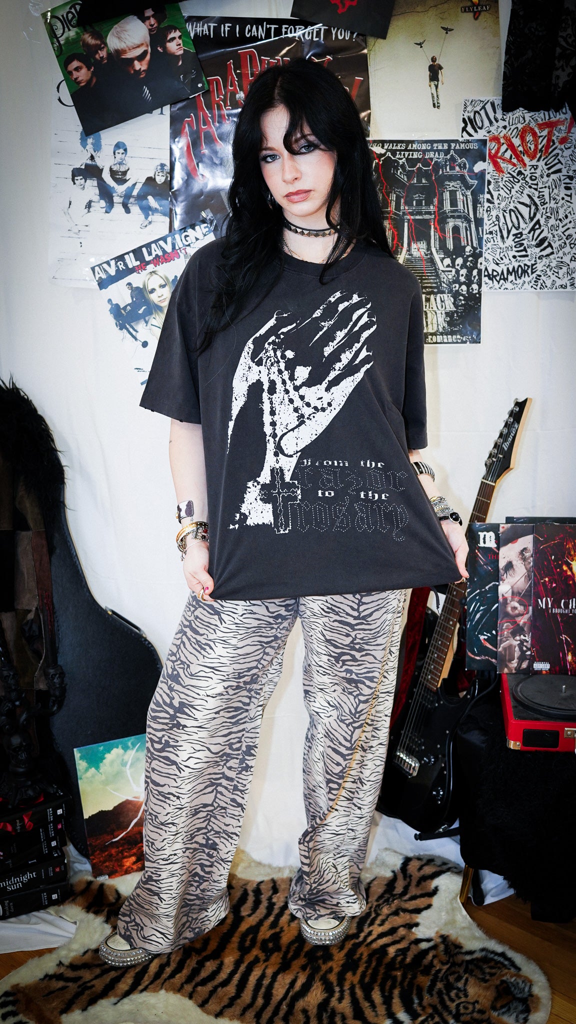 TO THE ROSARY DISTRESSED TEE