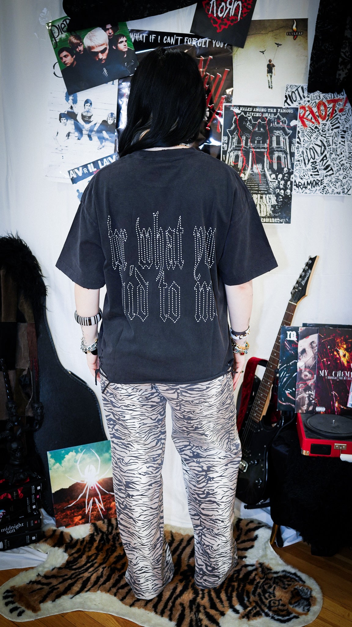 TO THE ROSARY DISTRESSED TEE