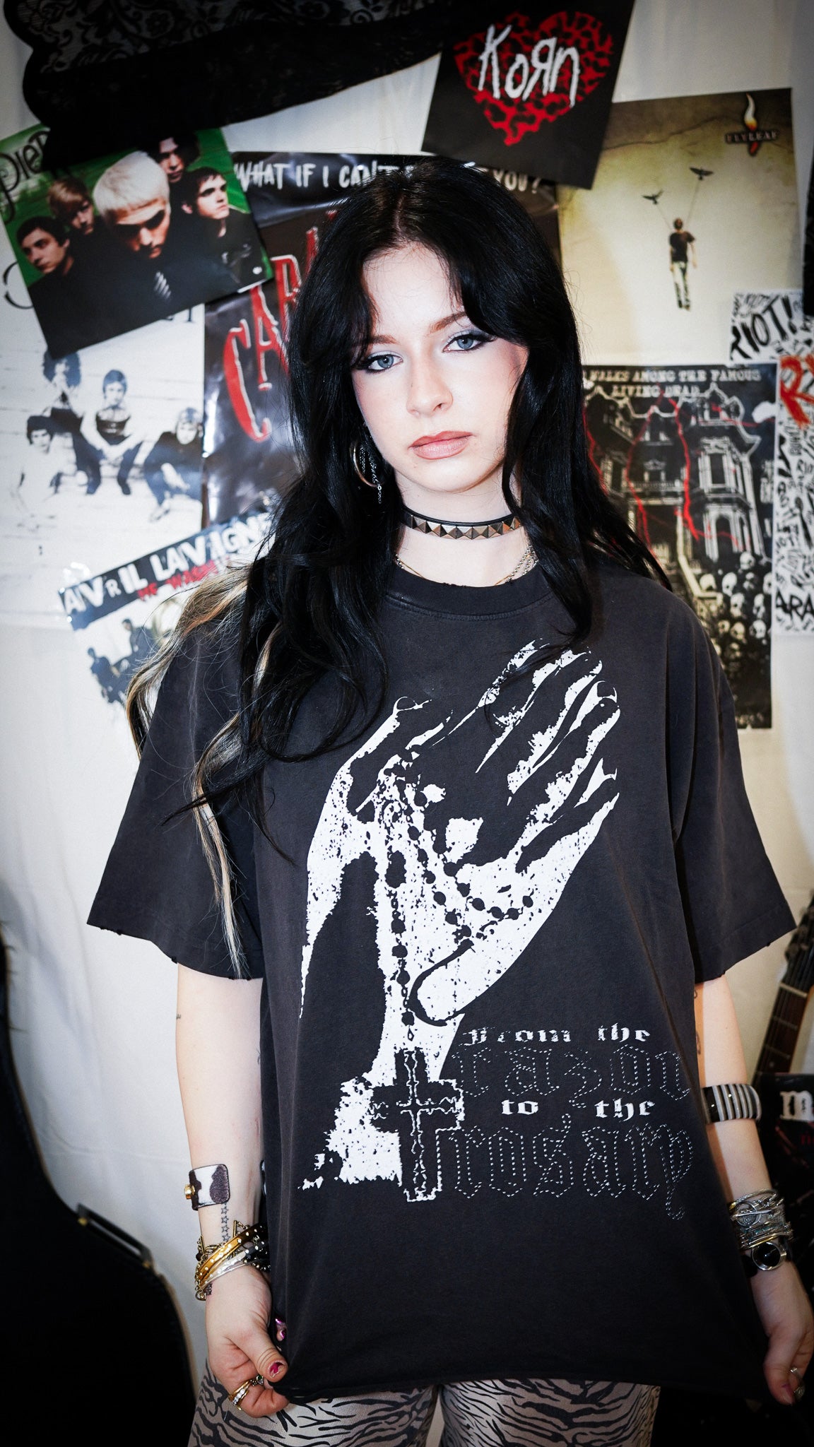 TO THE ROSARY DISTRESSED TEE